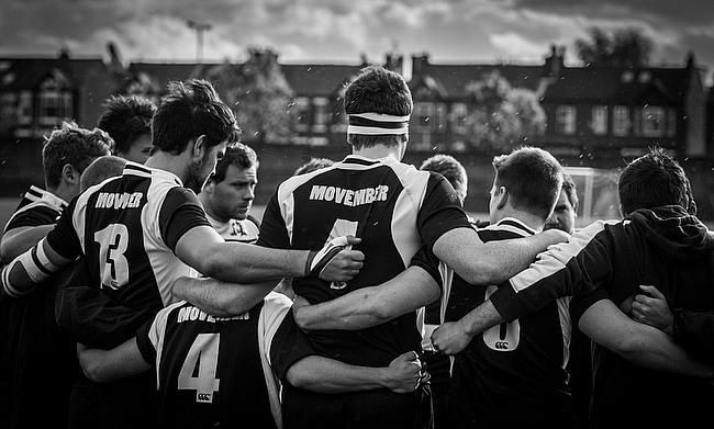 Equipo de rugby abrazado en huddle, fotografía en blanco y negro